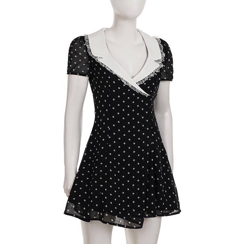 Šaty ve stylu Hepburn s puntíky, krajkou, výstřihem do V a áčkovou sukní: Úzká, elegantní krátká sukně