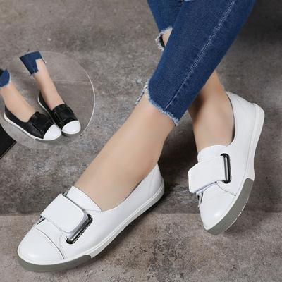 Ladies, In Spring, They Step On Lazy Flat White Shoes and Board Shoes