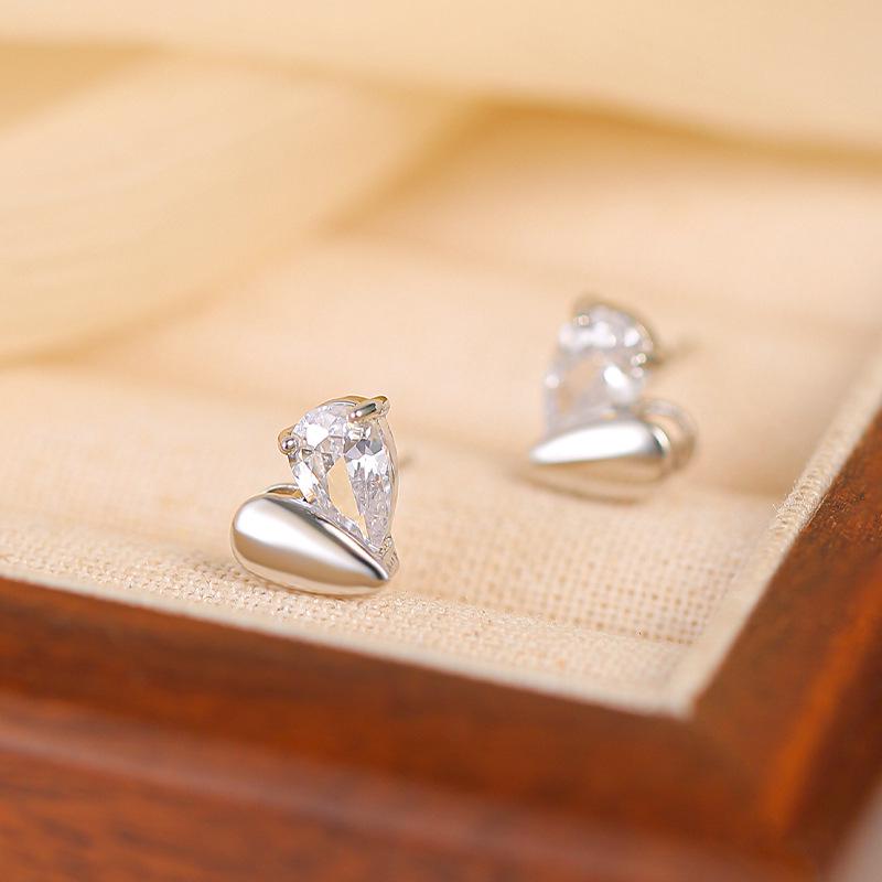 

Design Sense Zircon Heart Stud Earrings - Trendy 2025 Light Luxury for Women, Sterling Silver Ear Jewelry for Autumn/Winter.