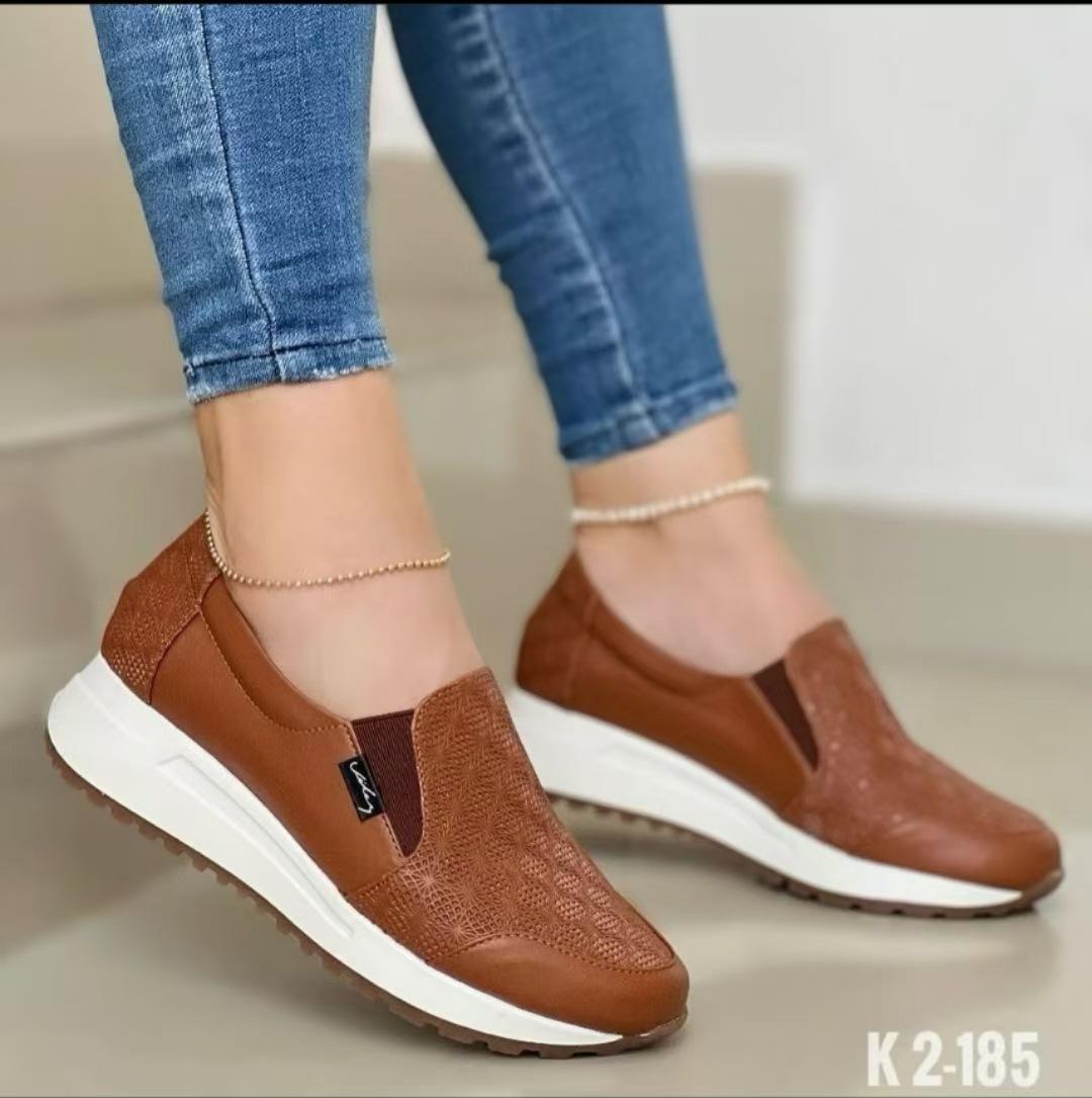 

Europe, America and foreign trade large size foot cover sports style single shoes women s 2025 new elastic band foot cover low-top lazy women s shoes 43 коричневий