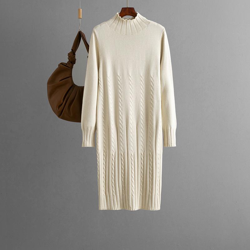 Gruba dzianinowa sukienka do kolan dla kobiet na jesień i zimę, zestawiona z płaszczem i spódnicą bazową pod spodem.