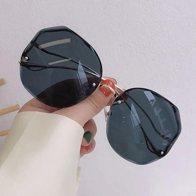 

Fashion Sunglasses Women Metal Female UV400 Vintage Ladies Stylish Design Oversized Square Sunglasses For Women