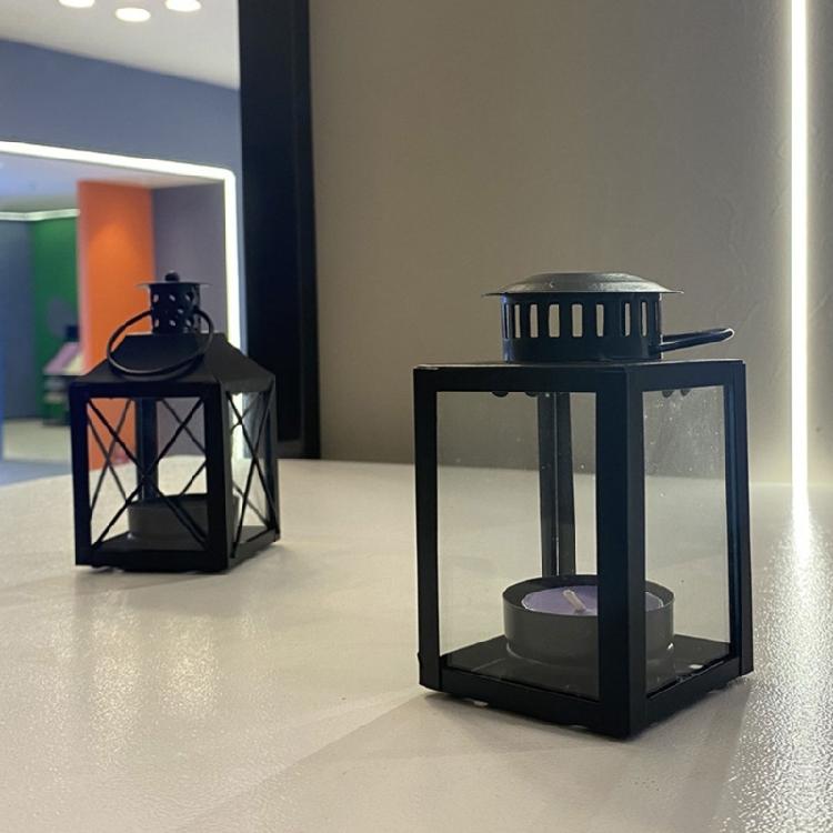 Linternas Metálicas Colgantes Retro Para Velas Casas de Campo Diseño de Panel de Vidrio Cuadrado Portavelas Decorativo para Exteriores Interiores