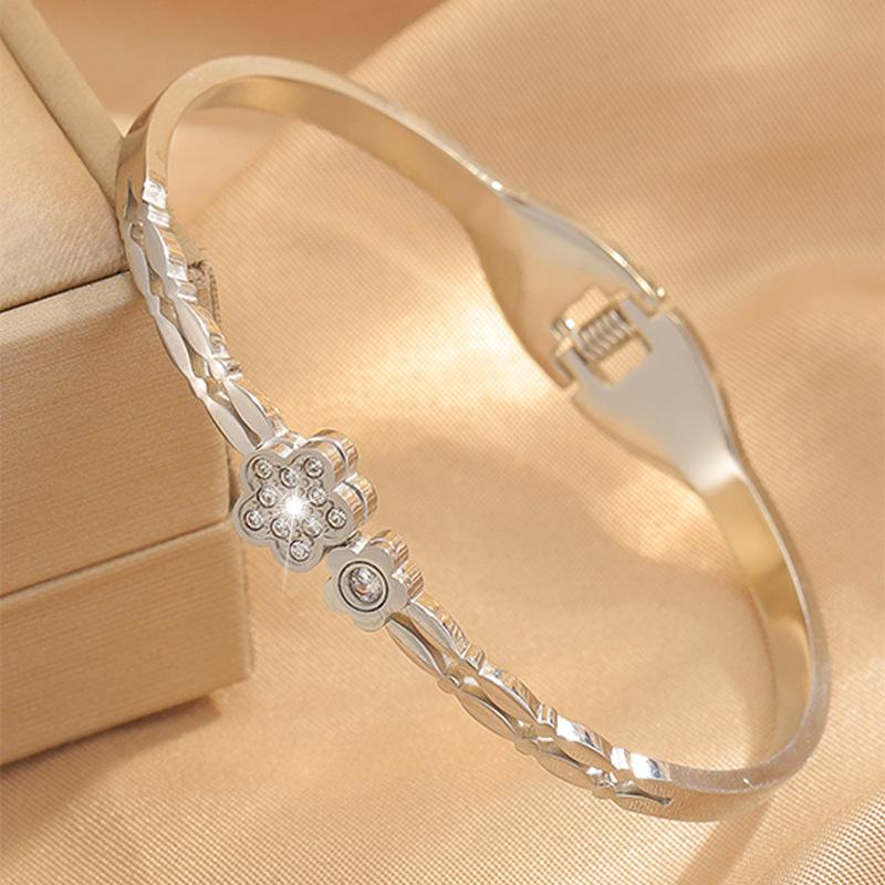 Open Five-leaf Flower Girl Light Luxury Niche High-end Retro Elegant Versatile Bracelet