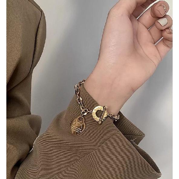 

Браслет из титановой стали с английской буквой, женский легкий, роскошный дизайн, кулон в стиле меньшинств, стильный, простой и универсальный, высококачественный смысл не имеет