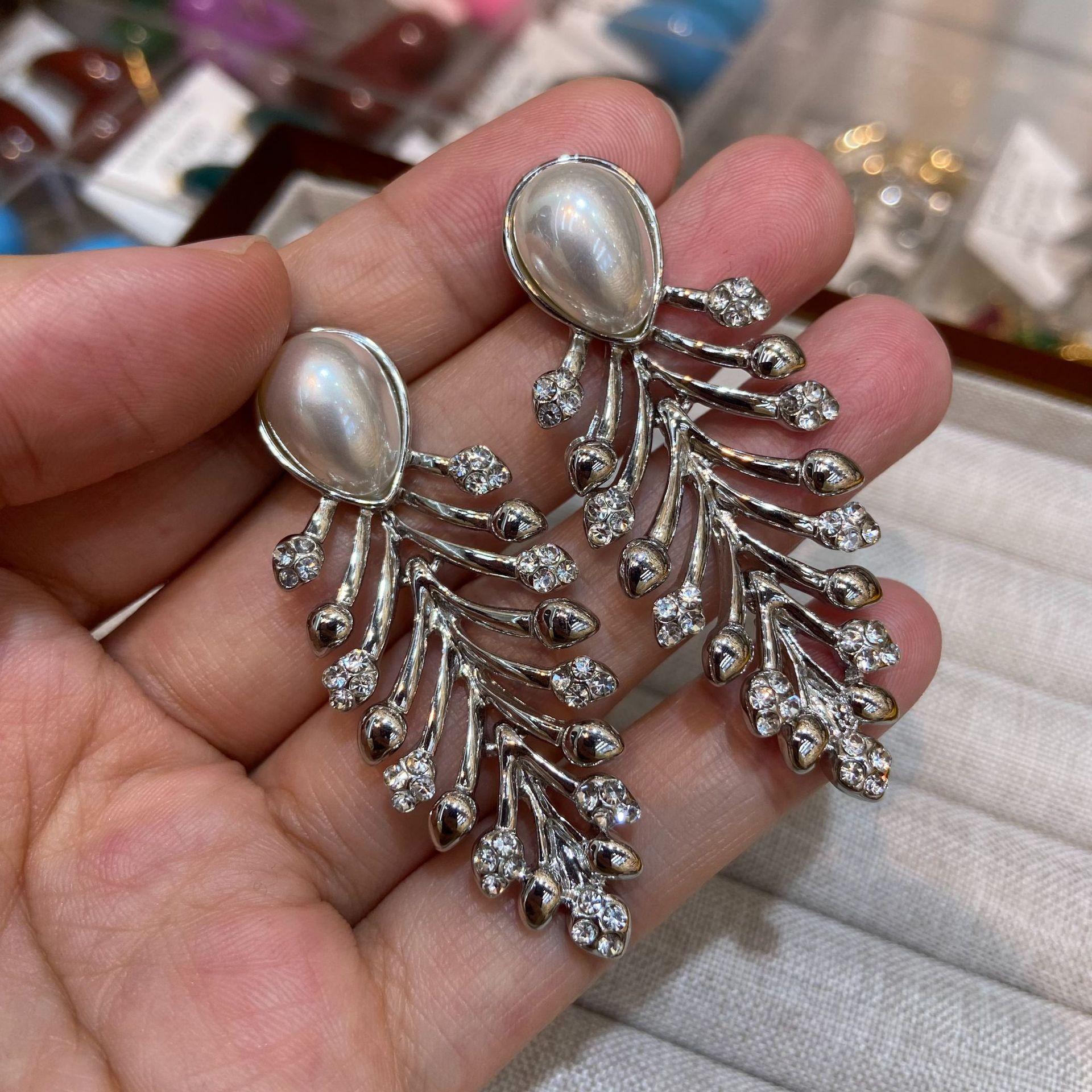 Leaf Needle Earrings Light Luxury Fashion Simple Earrings