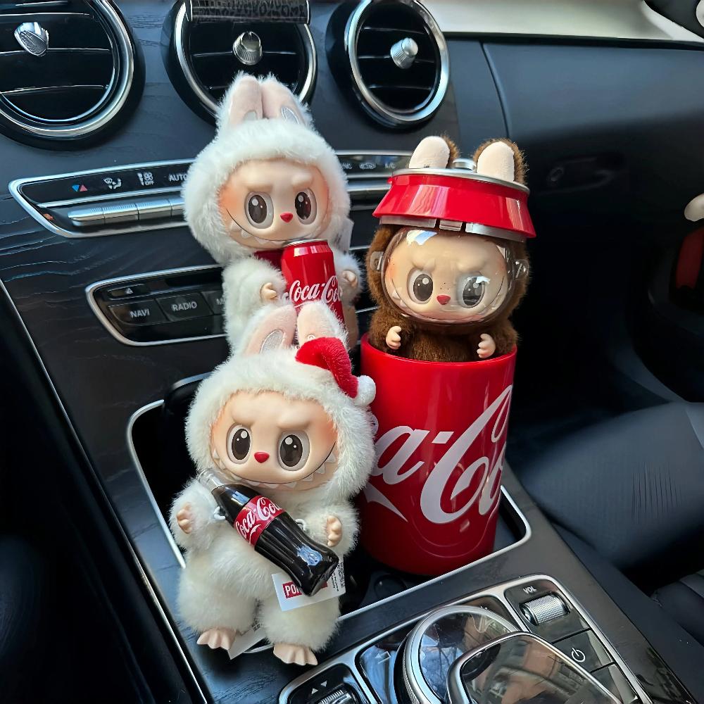 LABUBU Dukke figurer G3 Bilpynt - Vinyl Coca-Cola Flaske Auto Dekor, Speil/Dashbord/Ventilasjonsklemme Ornament, Samleobjekt Sikker Kjøring Gave