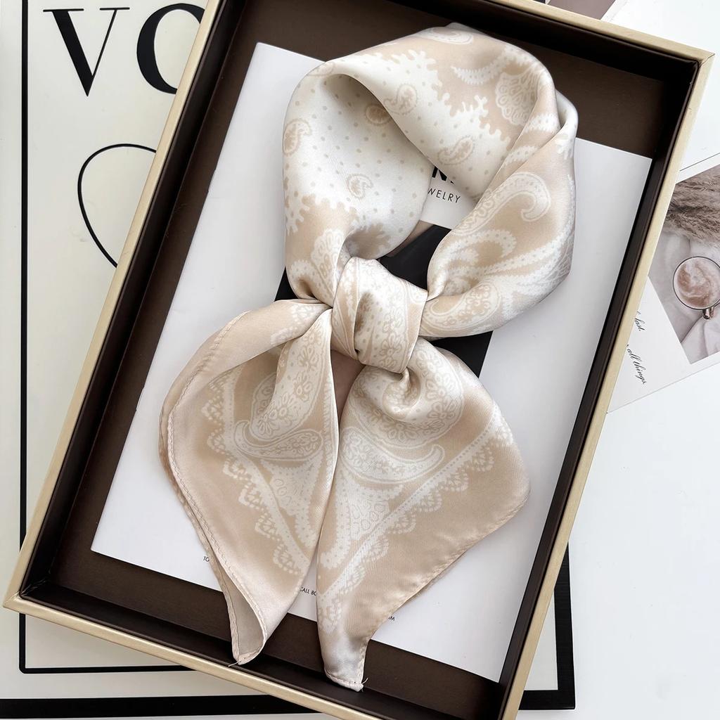 Neues Literarisches Modisches Bandana Imitationsseide 70*70cm Temperament Quadratische Schals Damen Frühling/Sommer Weicher Satinschal