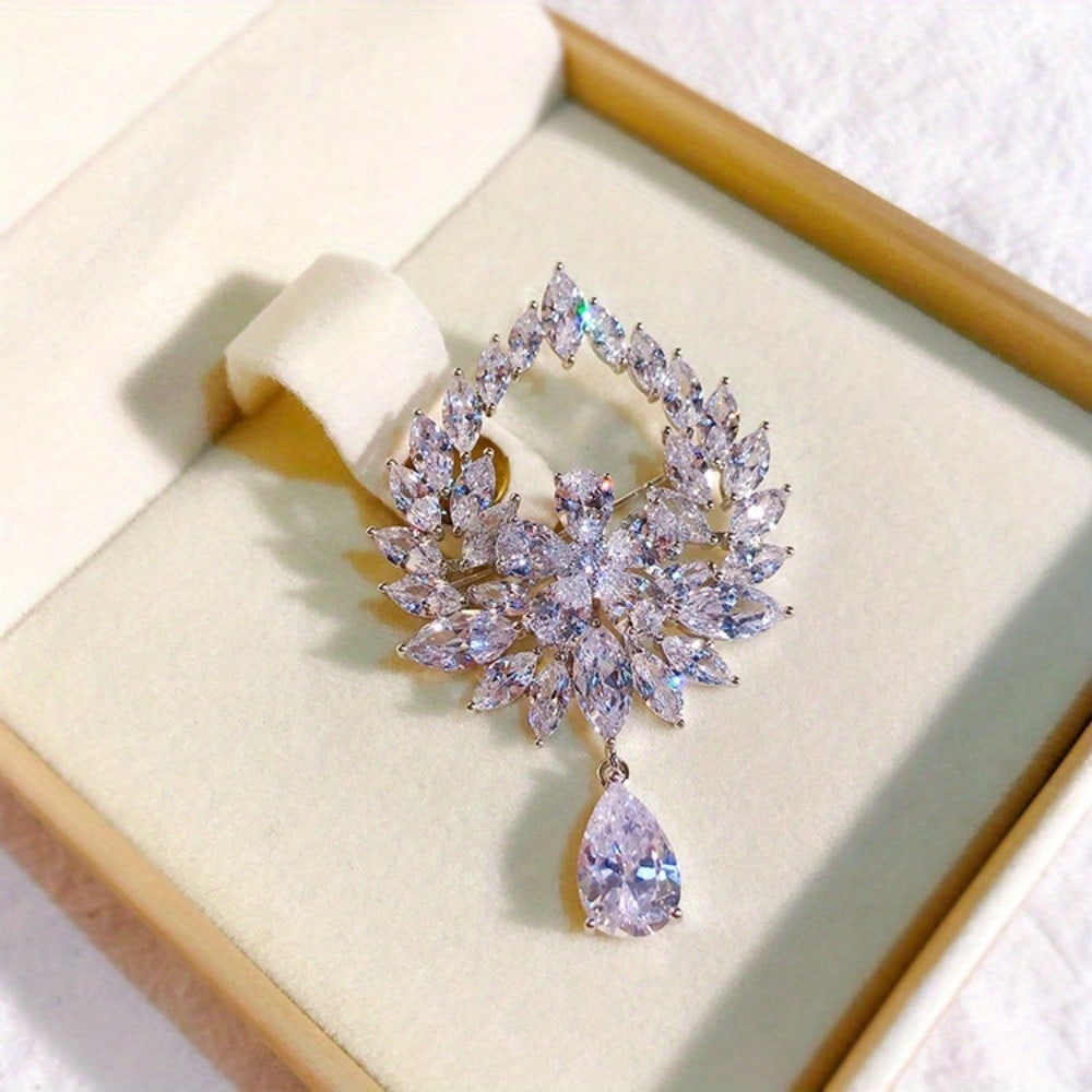 

Vintage Silver-Tone Rhinestone Brooch with Teardrop Dangle, Sparkling Statement Pin for Formal Events, Ideal Gift Choice срібний