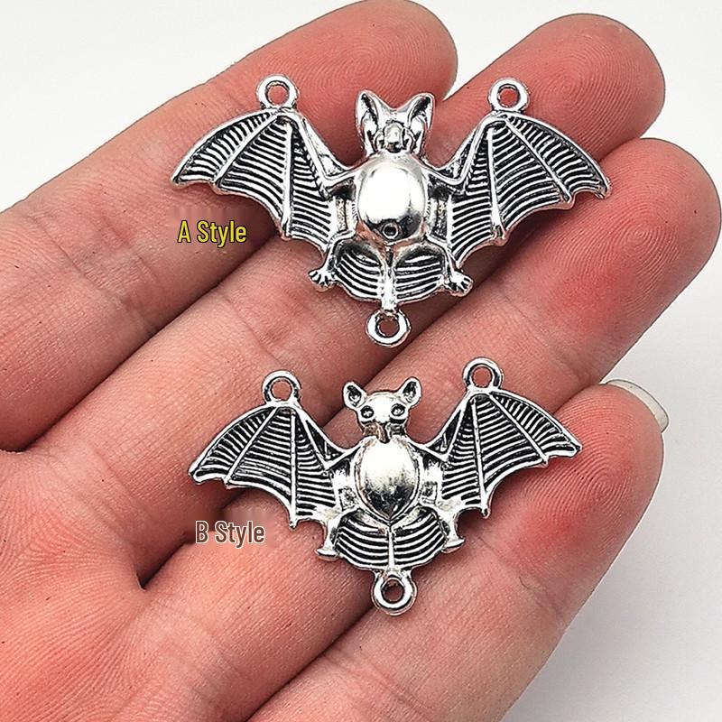 Gotischer Vampir Fledermaus Anhänger - Silbernes Halloween Schmuck Accessoire