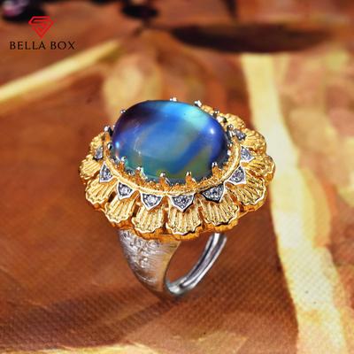 Handgefertigter zweifarbiger Mondsteinring aus gebürsteter Spitze aus italienischem gewebtem Gold eignet sich als Modeschmuck für Damen im Alltag und zu Partys.