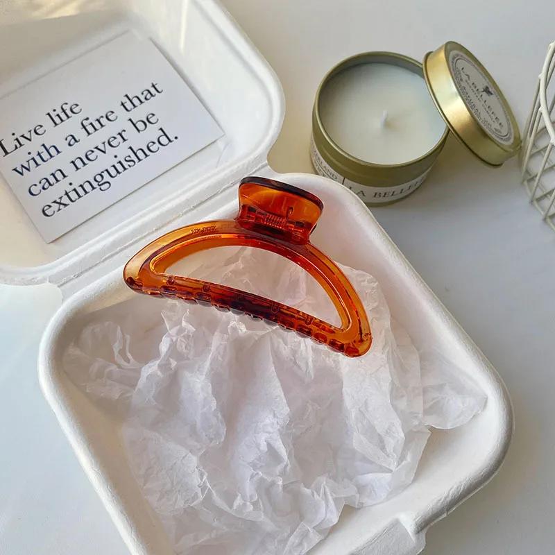 Nouvelle pince élégante en acrylique à grande griffe pour femmes Ins Mode simple Rétro Pince à cheveux creuse en forme d'éventail Accessoires pour cheveux pour filles