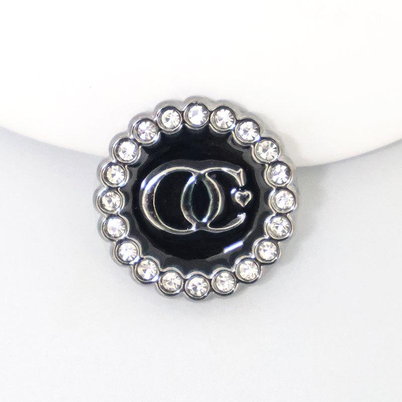 

Пластиковые пуговицы для пальто Женские пуговицы для костюма Гальванизированные Пуговицы с бриллиантами Пуговицы для манжет костюма Пуговицы для кардигана Высококачественные пуговицы CC16 love OG black silver 28L = 18MM