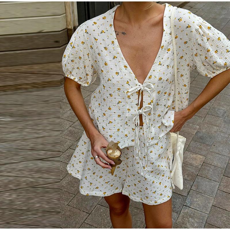 

Комплект из хлопковых шорт с короткими рукавами и принтом, лето 2025 г., женский топ с рукавами-фонариками, шнуровка и свободные шорты, повседневный комплект из двух предметов для поездок на работу S белый