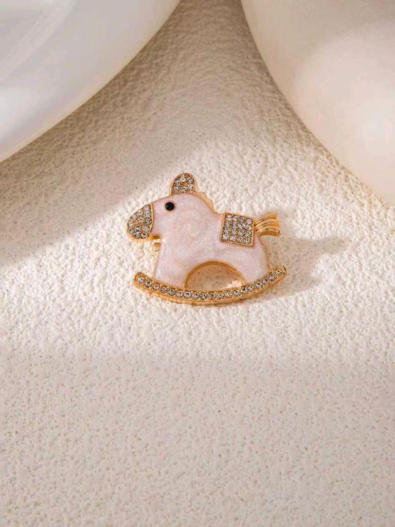 Exquisite Zodiac Horse Brooch: Festive New Year Pin & Cute Clothing Accessory