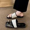 Sandalen mit Metallspitze außen 2025 Sommer neu eckige Zehenpartie Urlaub Strandschuhe Farbabstimmung Retro-Stil flache Pantoletten