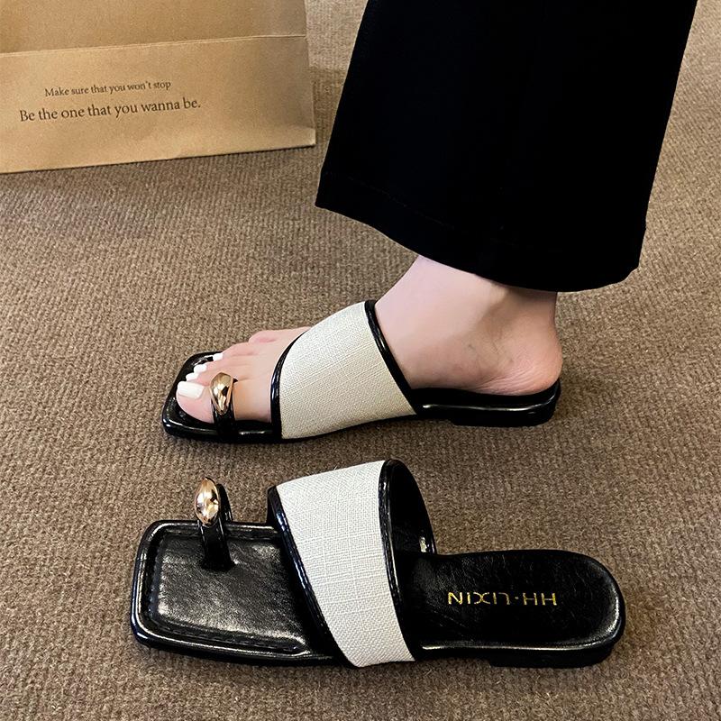 Sandalen mit Metallspitze außen 2025 Sommer neu eckige Zehenpartie Urlaub Strandschuhe Farbabstimmung Retro-Stil flache Pantoletten