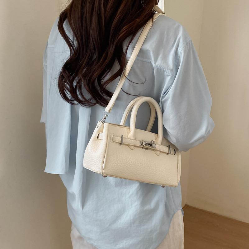 Modern Urban Small Shoulder Bag Made Of Leather With Stitching Details For Women