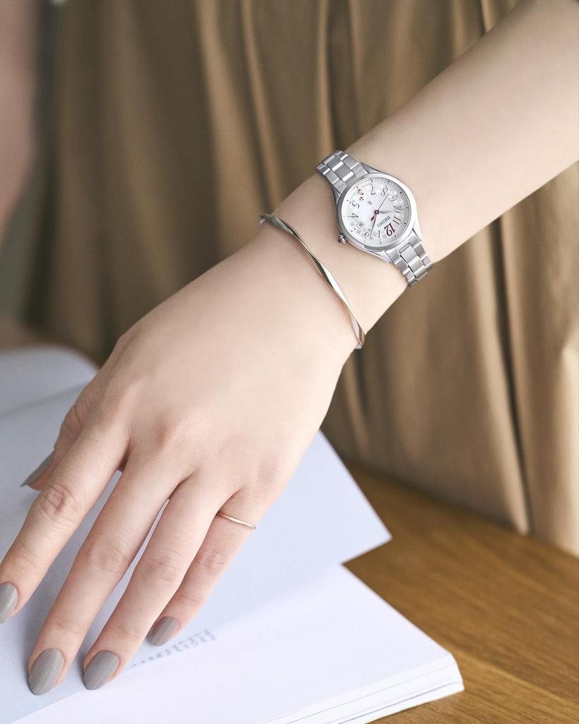 LUKIA SSQW091 Watch Grow Series Made in Japan Solar Radio Controlled Date Calendar White Dial Pure Titanium Case and Band [Seiko Watch] Ladies'