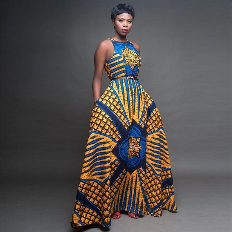 современное платье от африканского дизайнера сложного кроя