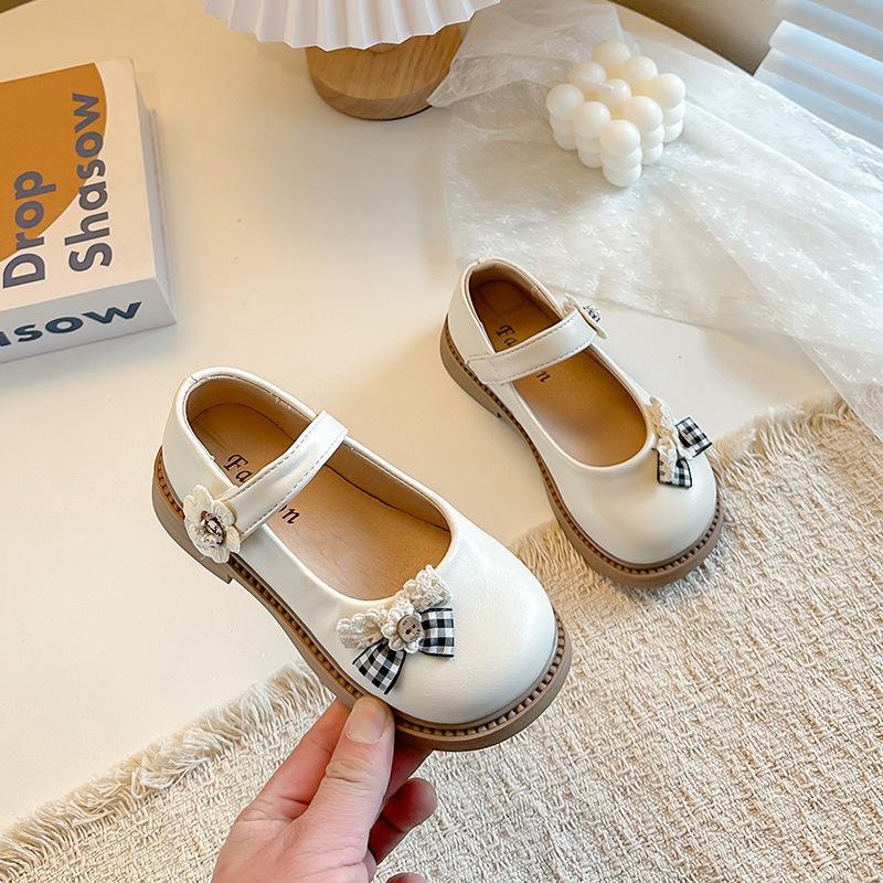 

Girls Solid Color Leather Shoes2026Spring and summer new children s cute floral princess leather shoes with bows 31-36Code one hand6Double бежевий