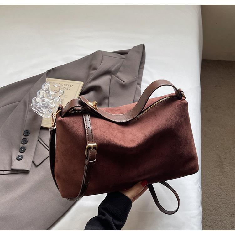 

Премиальная ретро матовая бархатная сумка из оленьей кожи 2025 новая нишевая сумка под мышкой универсальная трендовая модная сумка-мессенджер