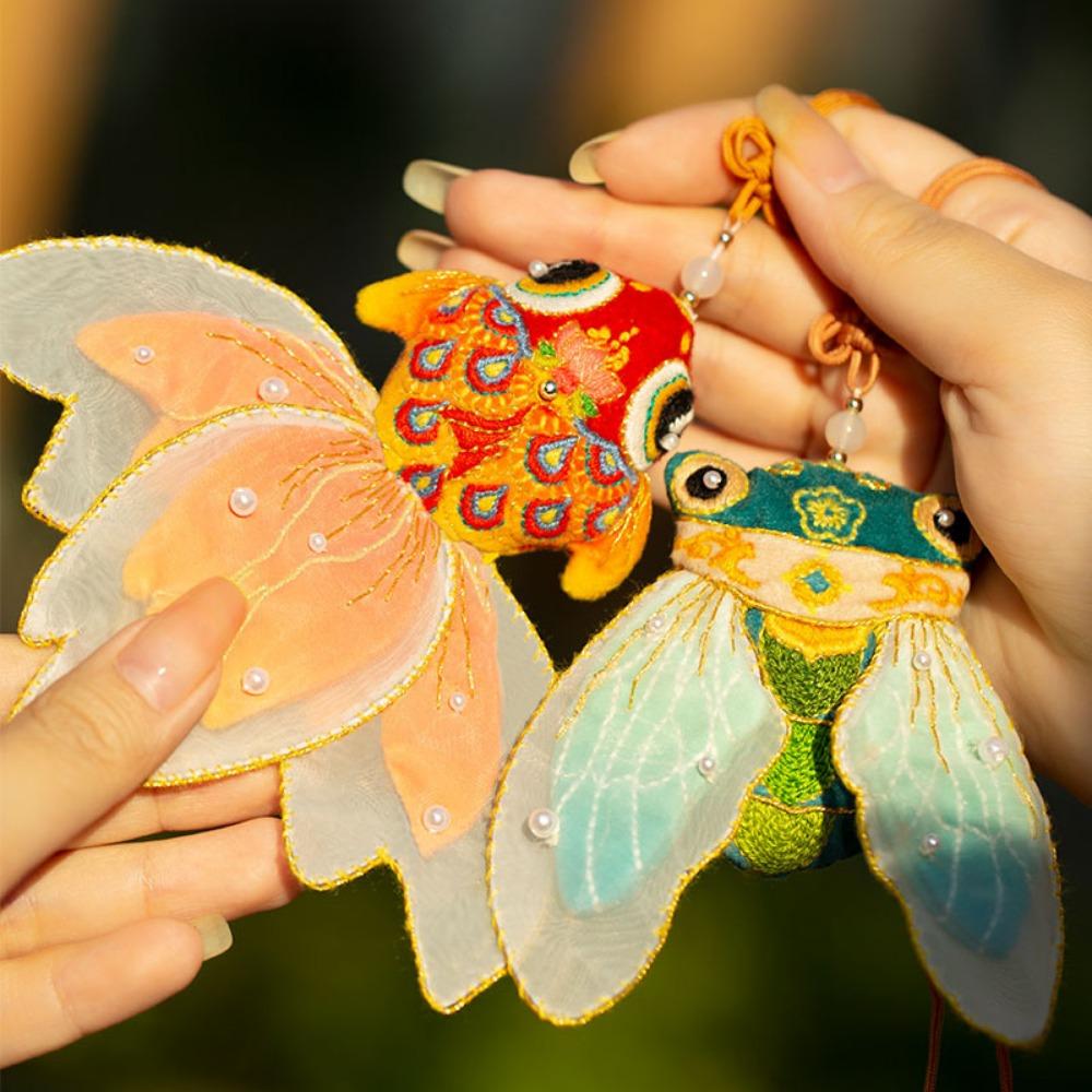 Koi Barış Maskotu, İşlemeli El Yapımı, Kendin Yap Malzeme Paketi, Altın Cırcır Böceği Tütsü Kesesi, El Tipi Kolye, Şanslı Hediye Kesesi