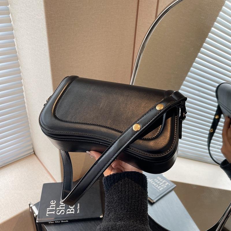 Niche underarm bag women's autumn and winter new fashion small square bag premium versatile messenger bag