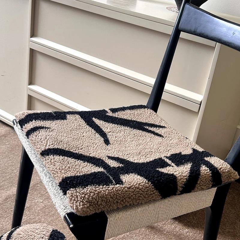 

Осенне-зимняя теплая корейская версия жаккардовой подушки сиденья из овечьей шерсти с крупными частицами овечьей шерсти, полосатая подушка сиденья cutebear 40x40cm