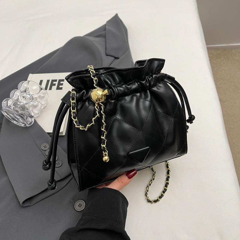 

Популярные сумки женские сумки 2024 весна новая мода повседневная сумка через плечо с бриллиантами пригородная однотонная сумка-мессенджер с цепочкой чёрный