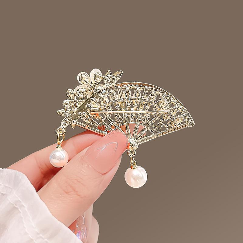 Cat's Eye Flower Fan-shaped Brooch, High-end Women's Versatile Pearl Brooch, Creative Anti-glare Pin