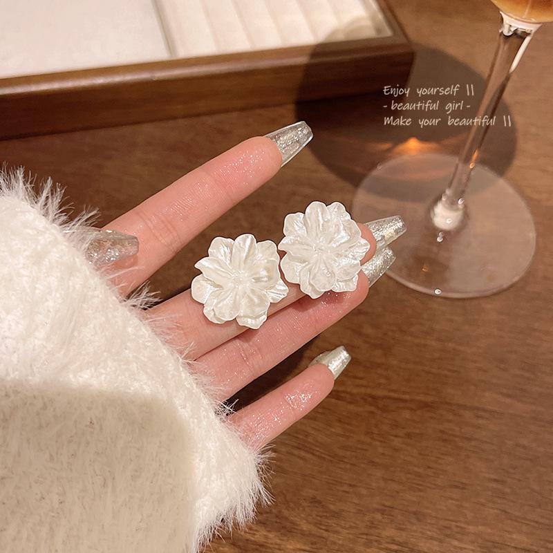 Boucles d'oreilles coréennes en argent S925 et perles en forme de fleur - Design polyvalent et élégant inspiré de la forêt