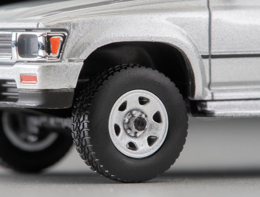 TOMYTEC Tomica Limited Vintage Neo LV-N256c Toyota Hilux 4WD Pickup Double Cab SSR Silver 1991 Model (Assembled) 333197