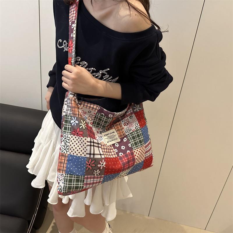 Spleißen kontrastierender Farben Retro-Trend Designgefühl Positiv und negativ doppelseitige Umhänge-Unterarm-Messenger-Tasche Tragetasche mit großem Fassungsvermögen