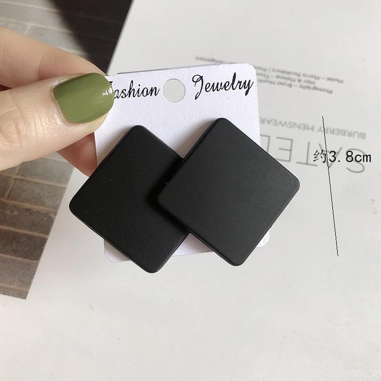 Trendy geometrické matné akrylové náušnice v barvách bonbónů