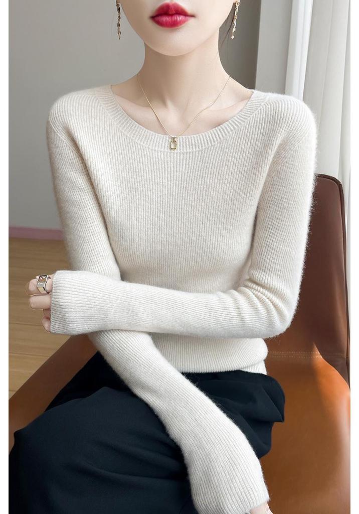 Round Neck Loose Fit Sweater with Seamless Knitting Technology - Comfortable and Slimming Design.