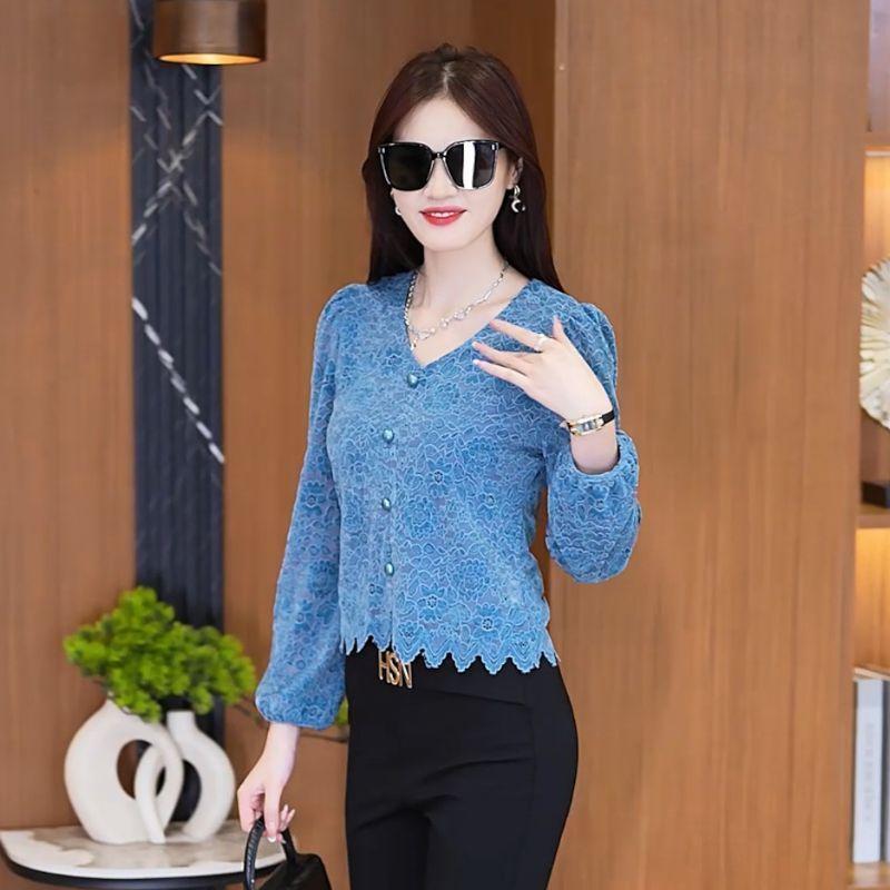 Cette blouse en dentelle à manches longues pour l'automne et l'hiver, avec ajout de polaire et épaississement, est un sous-vêtement amincissant et ajusté pour les femmes petites.