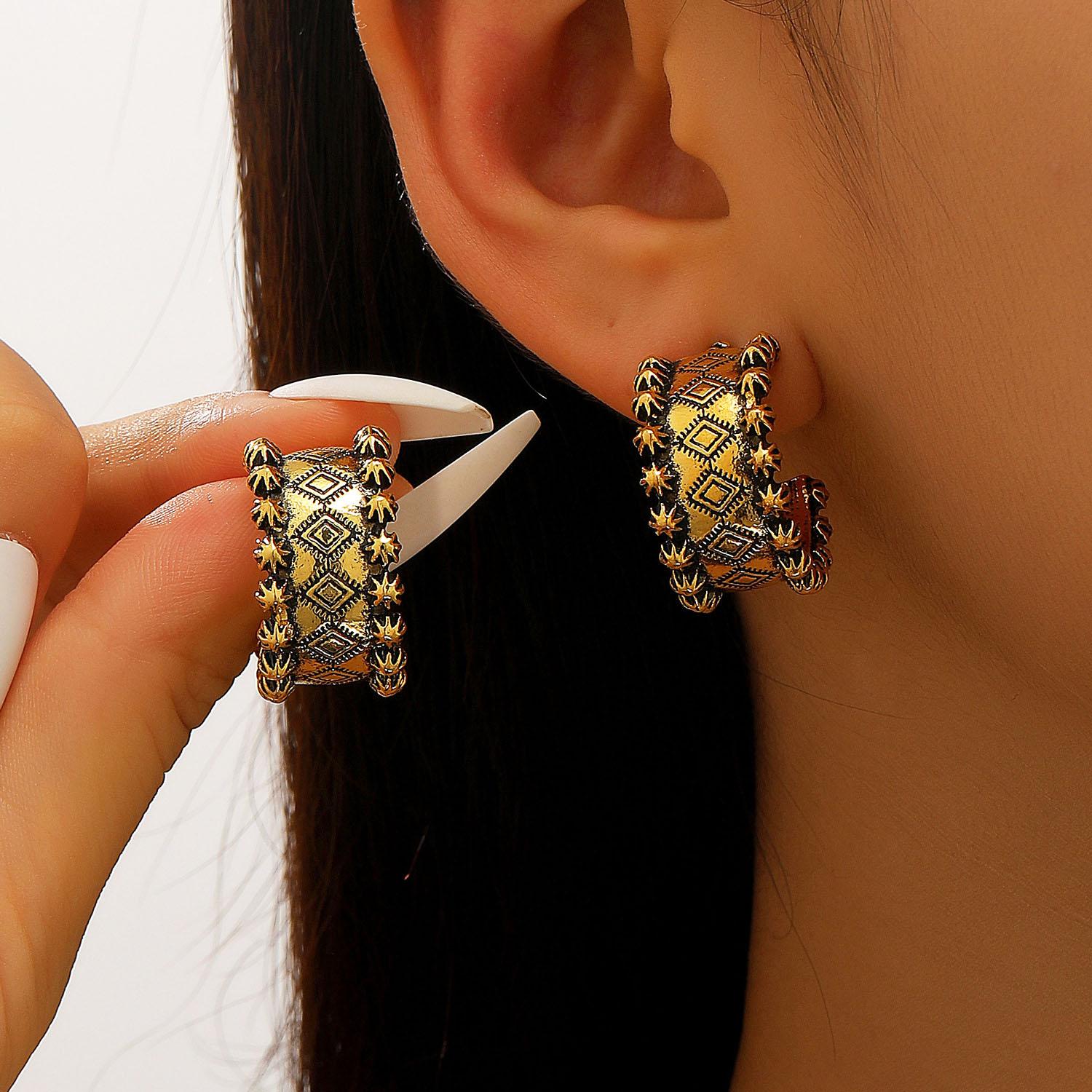 Vintage Nation Lace Pattern Hoop Earrings for Women Retro Gold Copper Color Wide C-Shaped Earrings Pendant Geometry Ear Zircon