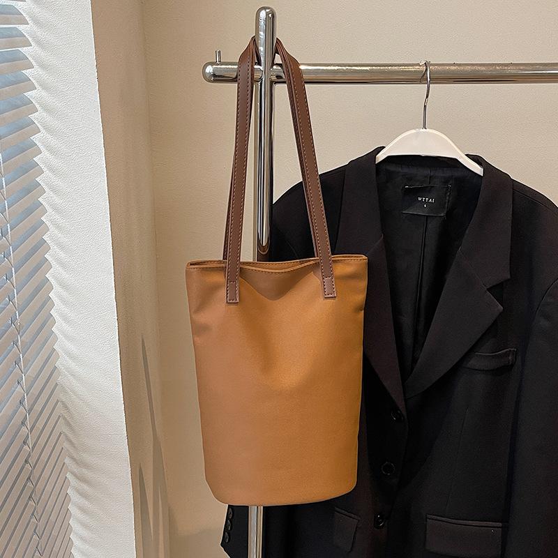 

Niche design casual simple texture tote bag fashionable versatile class commuter shoulder bag women