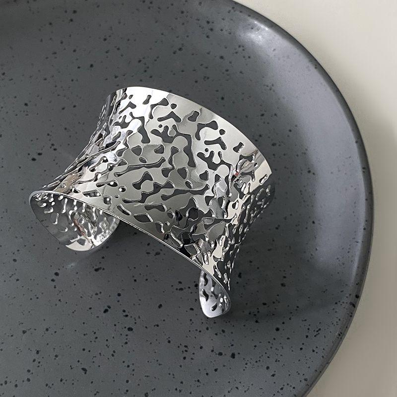 

Модный металлический широкий браслет на лицо женский элегантный полый листья Easiest for Match Silver