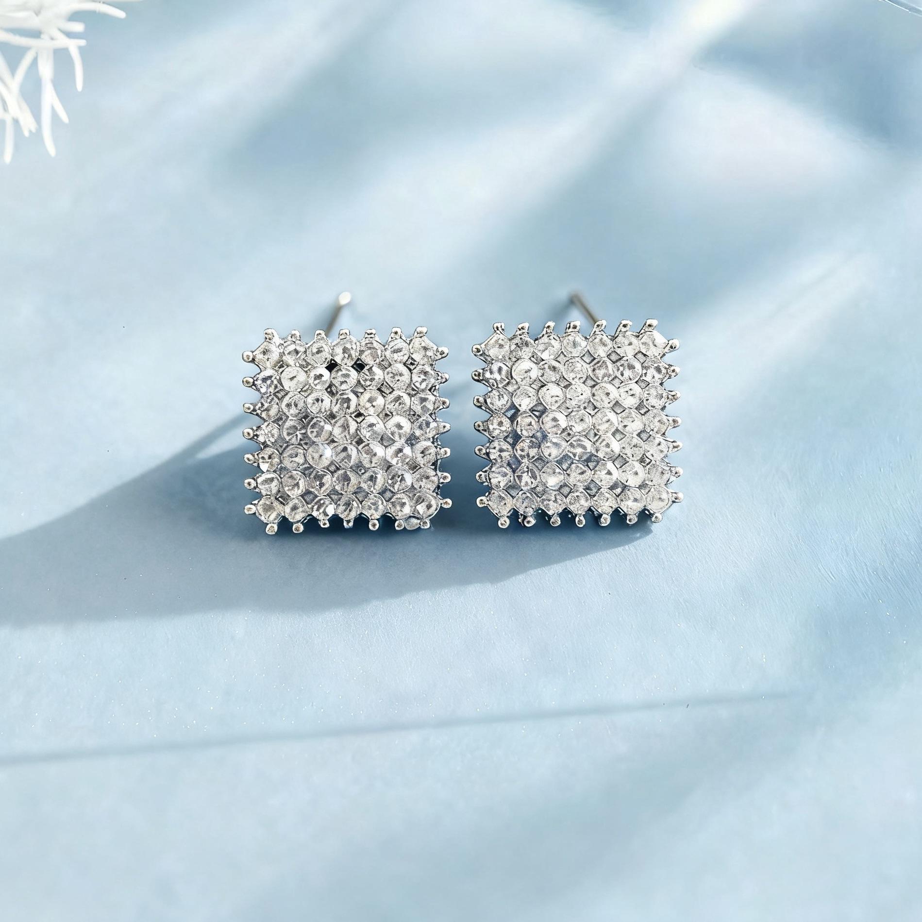 Женские геометрические серьги-гвоздики с бриллиантами - Простое модное заявление