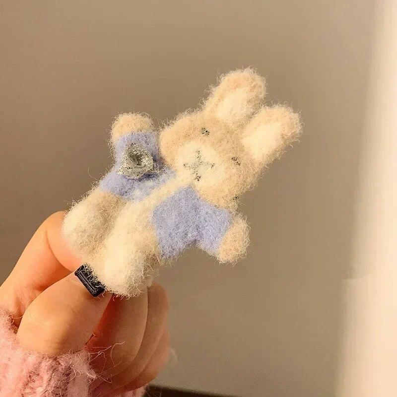 

Заколка для волос с милым мультяшным кроликом для женщин и девочек, плюшевые заколки для волос сбоку, элегантные темпераментные плюшевые когти для волос, модные головные уборы, новинка 2024 года