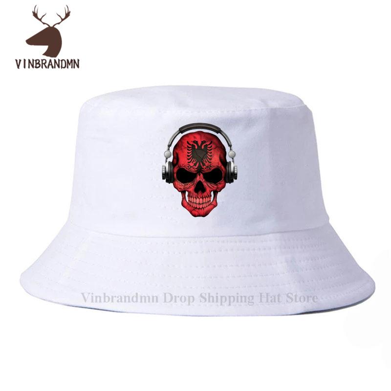 Dunkler Totenkopf Deejay mit Albanischer Flagge Fischerhut Unisex Damen Lustig Albanien DJ Skelett 3D Grafikdruck Boho Kreativ Baseballkappen