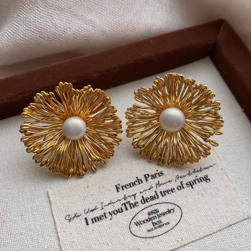 French Metal Flower Pearl Stud Earrings, High-End Light Luxury, Personalized Temperament, Niche Three-Dimensional Design Earrings