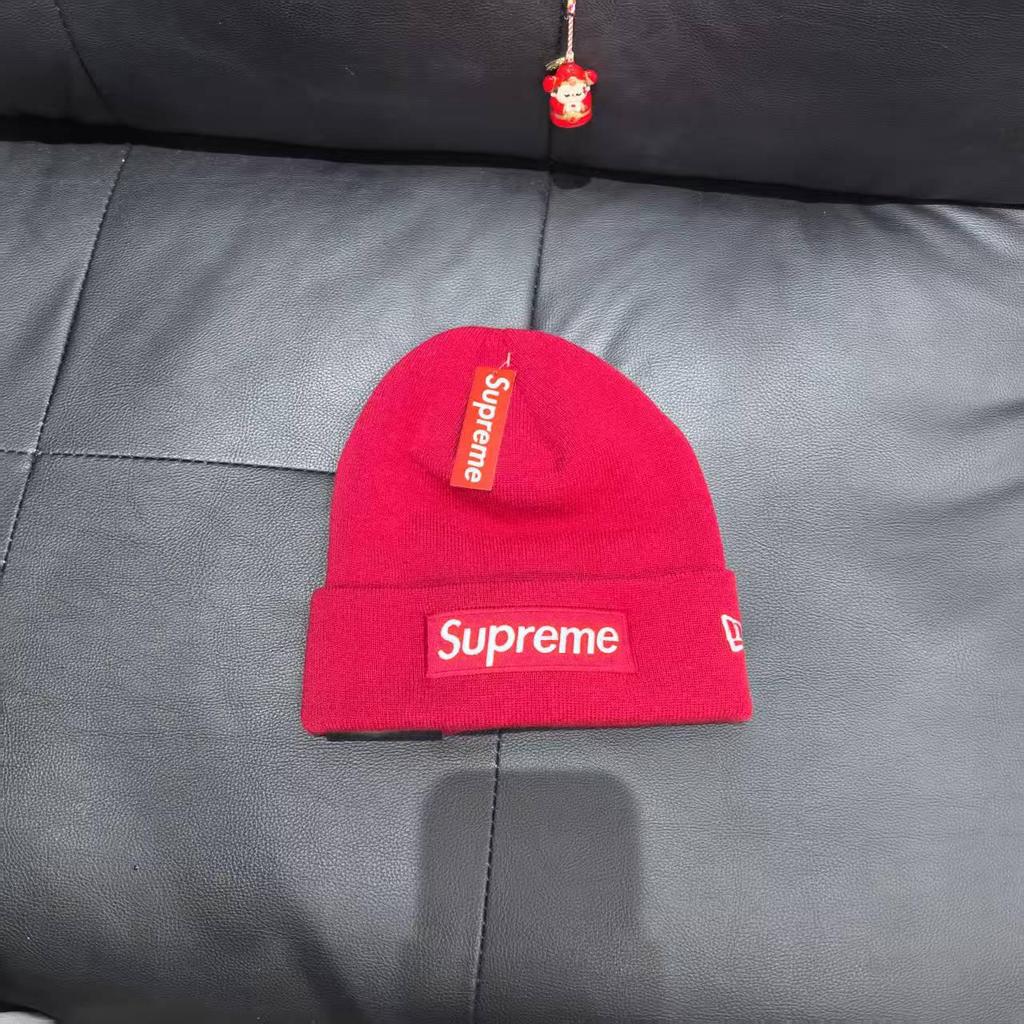 Stylové trendy unisex pletené čepice s nápisem pro podzim/zimu