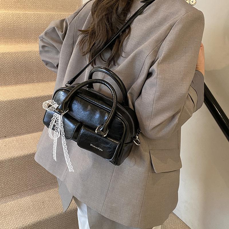 Fashion portable small square bag women's 2025 new hand-held class commuter leisure shoulder bag versatile oblique span women's bag