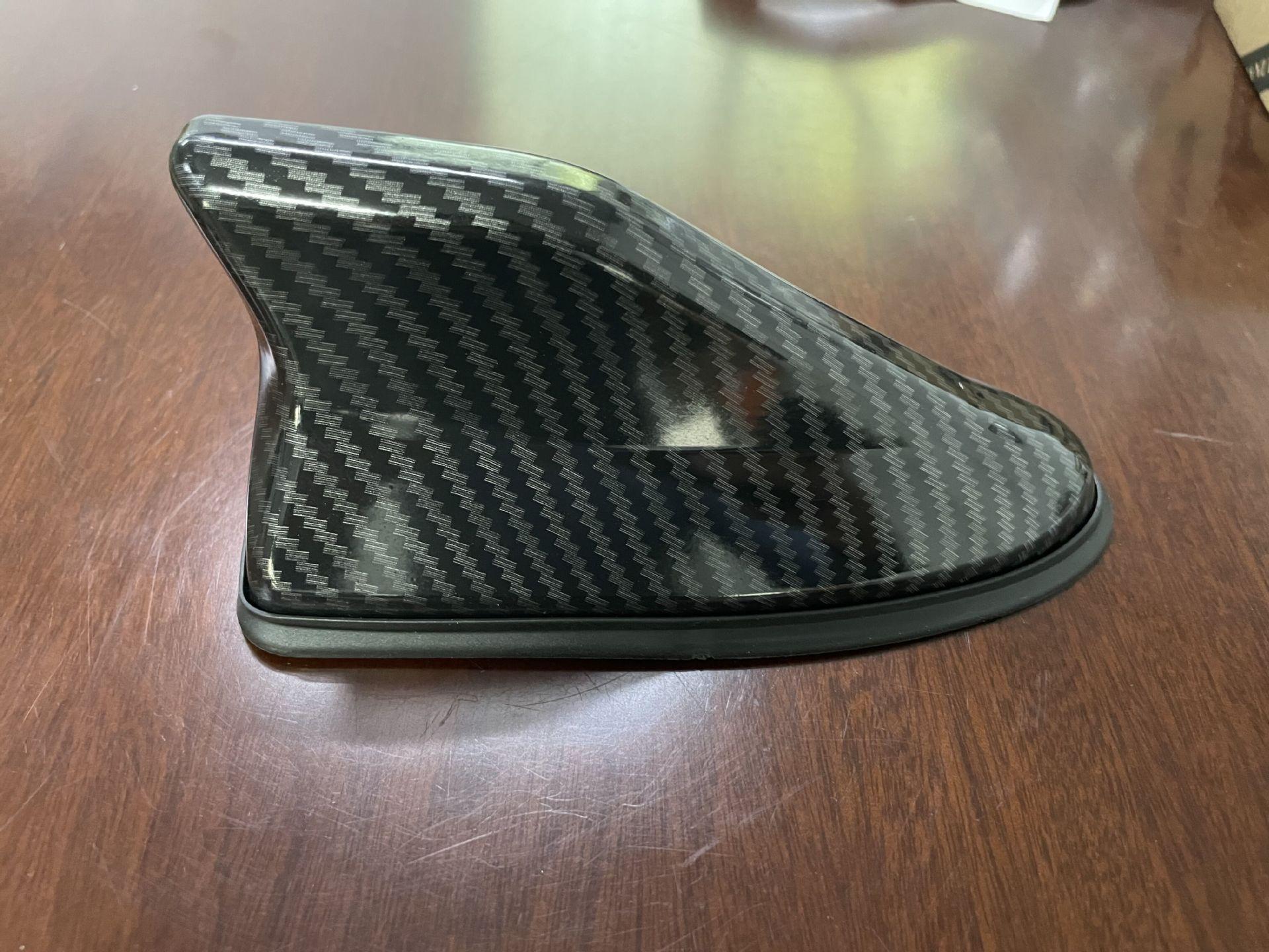

Auto Radio AM FM Antenna Signal Amplifier Aerial Universal Carbon Fiber Look Car Roof Top Mount Shark Fin Aerial Antenna Toppers