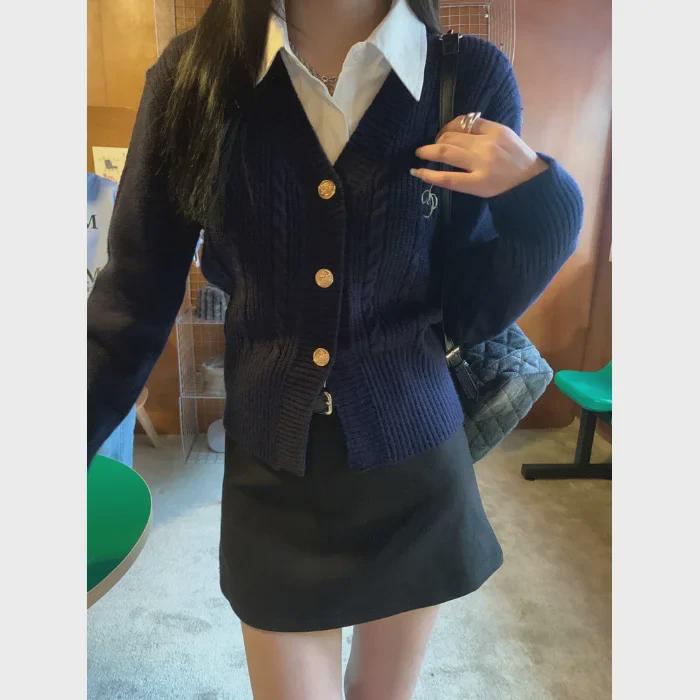 

Приталенный вязаный кардиган в стиле колледжа с V-образным вырезом и длинными рукавами One Size