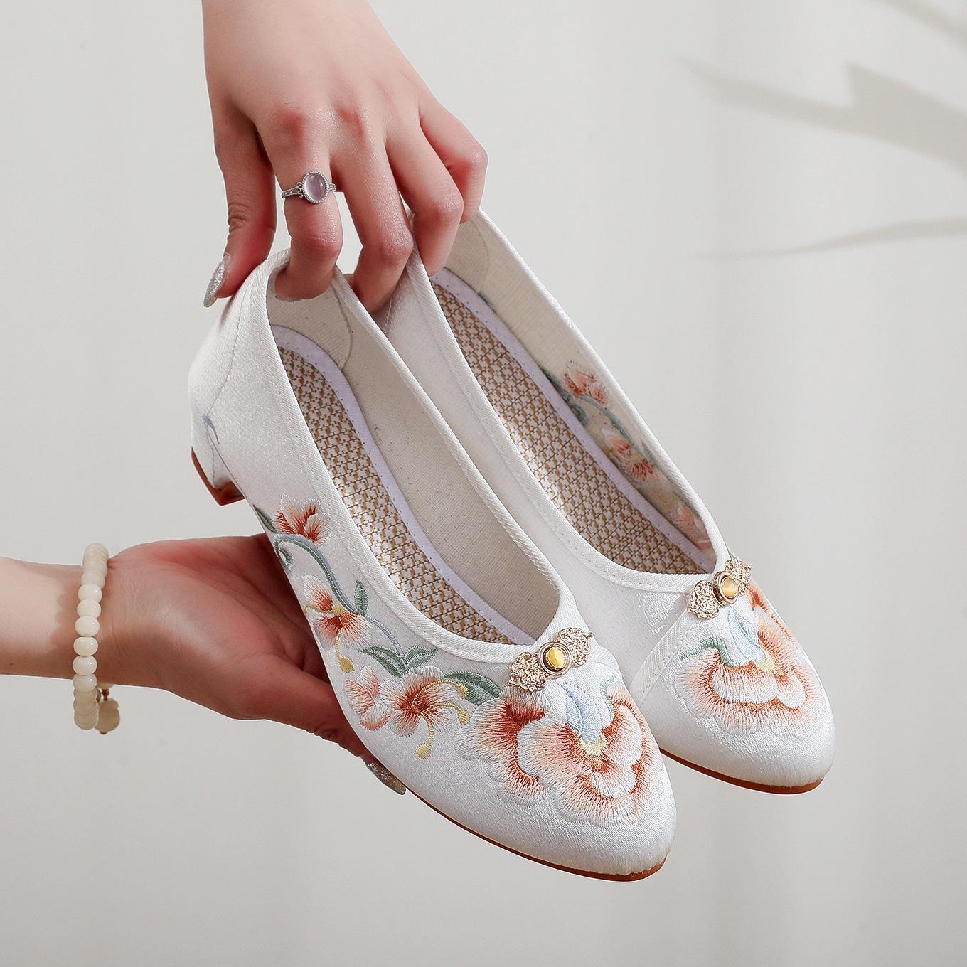 [Rouya] 2025 весна новые старые пекинские тканевые туфли простые темпераментные туфли ципао одинарные туфли в этническом стиле вышитые туфли 34 белый