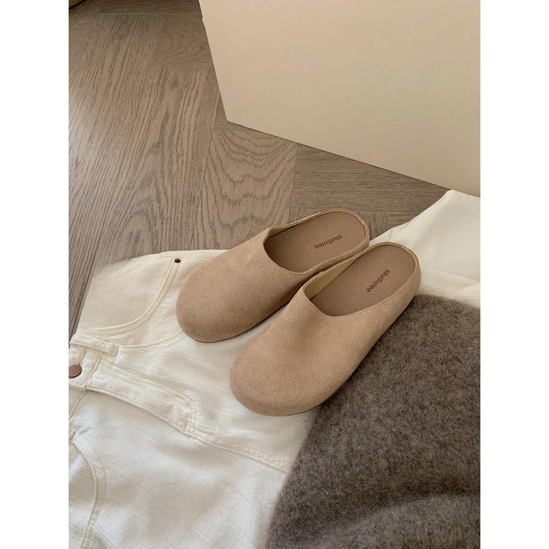 Ленивый человек носит туфли на толстой подошве с большой головкой и женские туфли-полушлепанцы 35